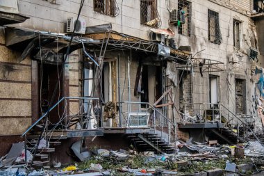 Kharkiv, Ukrayna, 22 Haziran 2024 Rus UMPB D30 güdümlü bombayla Kharkiv 'in merkezindeki otobüs durağı yakınlarındaki bir binaya saldırdı. Patlama bitişik binalara hasar verdi.