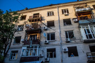 Kharkiv, Ukrayna, 22 Haziran 2024 Rus UMPB D30 güdümlü bombayla Kharkiv 'in merkezindeki otobüs durağı yakınlarındaki bir binaya saldırdı. Patlama bitişik binalara hasar verdi.