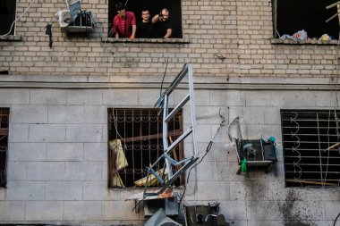 Kharkiv, Ukrayna, 22 Haziran 2024 Rus UMPB D30 güdümlü bombayla Kharkiv 'in merkezindeki otobüs durağı yakınlarındaki bir binaya saldırdı. Patlama bitişik binalara hasar verdi.