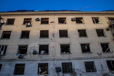 Kharkiv, Ukrayna, 22 Haziran 2024 Rus UMPB D30 güdümlü bombayla Kharkiv 'in merkezindeki otobüs durağı yakınlarındaki bir binaya saldırdı. Patlama bitişik binalara hasar verdi.