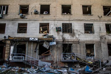 Kharkiv, Ukrayna, 22 Haziran 2024 Rus UMPB D30 güdümlü bombayla Kharkiv 'in merkezindeki otobüs durağı yakınlarındaki bir binaya saldırdı. Patlama bitişik binalara hasar verdi.