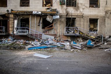 Kharkiv, Ukrayna, 22 Haziran 2024 Rus UMPB D30 güdümlü bombayla Kharkiv 'in merkezindeki otobüs durağı yakınlarındaki bir binaya saldırdı. Patlama bitişik binalara hasar verdi.