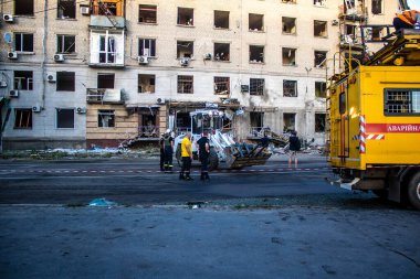 Kharkiv, Ukrayna, 22 Haziran 2024 Rus UMPB D30 güdümlü bombayla Kharkiv 'in merkezindeki otobüs durağı yakınlarındaki bir binaya saldırdı. Patlama bitişik binalara hasar verdi.