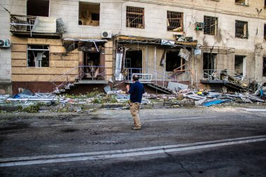 Kharkiv, Ukrayna, 22 Haziran 2024 Rus UMPB D30 güdümlü bombayla Kharkiv 'in merkezindeki otobüs durağı yakınlarındaki bir binaya saldırdı. Patlama bitişik binalara hasar verdi.