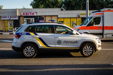 Kharkiv, Ukrayna, 22 Haziran 2024 Rus UMPB D30 güdümlü bombayla Kharkiv 'in merkezindeki otobüs durağı yakınlarındaki bir binaya saldırdı. Patlama bitişik binalara hasar verdi.
