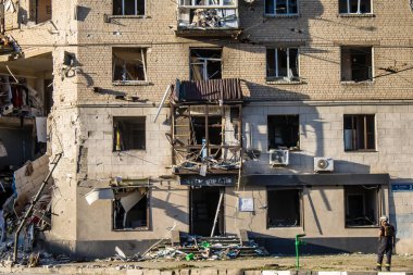 Kharkiv, Ukrayna, 22 Haziran 2024 Rus UMPB D30 güdümlü bombayla Kharkiv 'in merkezindeki otobüs durağı yakınlarındaki bir binaya saldırdı. Patlama bitişik binalara hasar verdi.