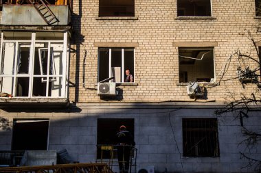 Kharkiv, Ukrayna, 22 Haziran 2024 Rus UMPB D30 güdümlü bombayla Kharkiv 'in merkezindeki otobüs durağı yakınlarındaki bir binaya saldırdı. Patlama bitişik binalara hasar verdi.