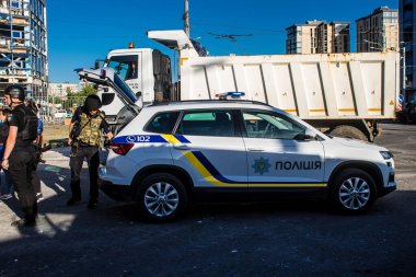 Kharkiv, Ukrayna, 22 Haziran 2024 Rus UMPB D30 güdümlü bombayla Kharkiv 'in merkezindeki otobüs durağı yakınlarındaki bir binaya saldırdı. Patlama bitişik binalara hasar verdi.