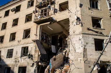 Kharkiv, Ukrayna, 22 Haziran 2024 Rus UMPB D30 güdümlü bombayla Kharkiv 'in merkezindeki otobüs durağı yakınlarındaki bir binaya saldırdı. Patlama bitişik binalara hasar verdi.