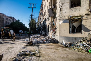 Kharkiv, Ukrayna, 22 Haziran 2024 Rus UMPB D30 güdümlü bombayla Kharkiv 'in merkezindeki otobüs durağı yakınlarındaki bir binaya saldırdı. Patlama bitişik binalara hasar verdi.