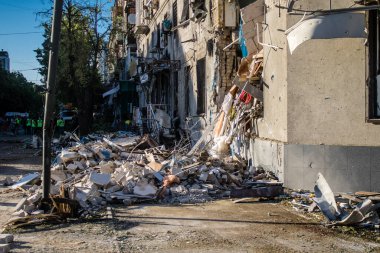 Kharkiv, Ukrayna, 22 Haziran 2024 Rus UMPB D30 güdümlü bombayla Kharkiv 'in merkezindeki otobüs durağı yakınlarındaki bir binaya saldırdı. Patlama bitişik binalara hasar verdi.