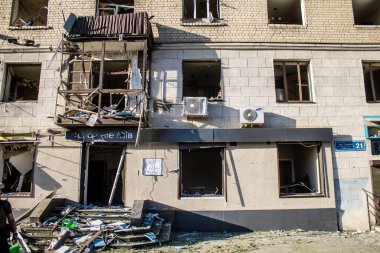 Kharkiv, Ukrayna, 22 Haziran 2024 Rus UMPB D30 güdümlü bombayla Kharkiv 'in merkezindeki otobüs durağı yakınlarındaki bir binaya saldırdı. Patlama bitişik binalara hasar verdi.