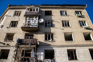 Kharkiv, Ukrayna, 22 Haziran 2024 Rus UMPB D30 güdümlü bombayla Kharkiv 'in merkezindeki otobüs durağı yakınlarındaki bir binaya saldırdı. Patlama bitişik binalara hasar verdi.