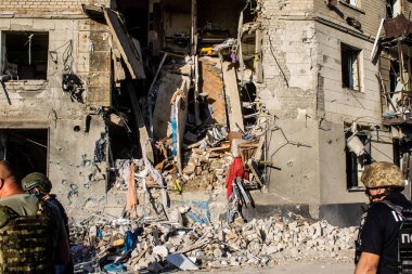 Kharkiv, Ukrayna, 22 Haziran 2024 Rus UMPB D30 güdümlü bombayla Kharkiv 'in merkezindeki otobüs durağı yakınlarındaki bir binaya saldırdı. Patlama bitişik binalara hasar verdi.