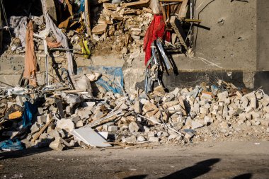 Kharkiv, Ukrayna, 22 Haziran 2024 Rus UMPB D30 güdümlü bombayla Kharkiv 'in merkezindeki otobüs durağı yakınlarındaki bir binaya saldırdı. Patlama bitişik binalara hasar verdi.