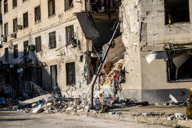 Kharkiv, Ukrayna, 22 Haziran 2024 Rus UMPB D30 güdümlü bombayla Kharkiv 'in merkezindeki otobüs durağı yakınlarındaki bir binaya saldırdı. Patlama bitişik binalara hasar verdi.