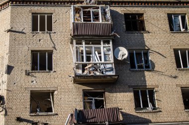 Kharkiv, Ukrayna, 22 Haziran 2024 Rus UMPB D30 güdümlü bombayla Kharkiv 'in merkezindeki otobüs durağı yakınlarındaki bir binaya saldırdı. Patlama bitişik binalara hasar verdi.