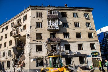 Kharkiv, Ukrayna, 22 Haziran 2024 Rus UMPB D30 güdümlü bombayla Kharkiv 'in merkezindeki otobüs durağı yakınlarındaki bir binaya saldırdı. Patlama bitişik binalara hasar verdi.