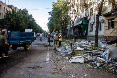 Kharkiv, Ukrayna, 22 Haziran 2024 Rus UMPB D30 güdümlü bombayla Kharkiv 'in merkezindeki otobüs durağı yakınlarındaki bir binaya saldırdı. Patlama bitişik binalara hasar verdi.