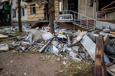 Kharkiv, Ukrayna, 22 Haziran 2024 Rus UMPB D30 güdümlü bombayla Kharkiv 'in merkezindeki otobüs durağı yakınlarındaki bir binaya saldırdı. Patlama bitişik binalara hasar verdi.