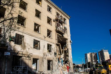 Kharkiv, Ukrayna, 22 Haziran 2024 Rus UMPB D30 güdümlü bombayla Kharkiv 'in merkezindeki otobüs durağı yakınlarındaki bir binaya saldırdı. Patlama bitişik binalara hasar verdi.