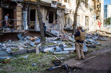 Kharkiv, Ukrayna, 22 Haziran 2024 Rus UMPB D30 güdümlü bombayla Kharkiv 'in merkezindeki otobüs durağı yakınlarındaki bir binaya saldırdı. Patlama bitişik binalara hasar verdi.