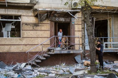Kharkiv, Ukrayna, 22 Haziran 2024 Rus UMPB D30 güdümlü bombayla Kharkiv 'in merkezindeki otobüs durağı yakınlarındaki bir binaya saldırdı. Patlama bitişik binalara hasar verdi.