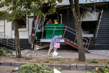 Kharkiv, Ukrayna, 22 Haziran 2024 Rus UMPB D30 güdümlü bombayla Kharkiv 'in merkezindeki otobüs durağı yakınlarındaki bir binaya saldırdı. Patlama bitişik binalara hasar verdi.