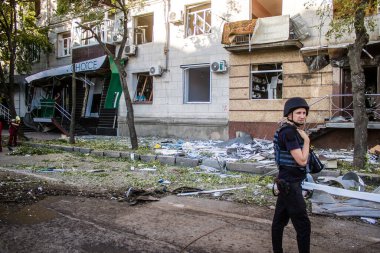 Kharkiv, Ukrayna, 22 Haziran 2024 Rus UMPB D30 güdümlü bombayla Kharkiv 'in merkezindeki otobüs durağı yakınlarındaki bir binaya saldırdı. Patlama bitişik binalara hasar verdi.