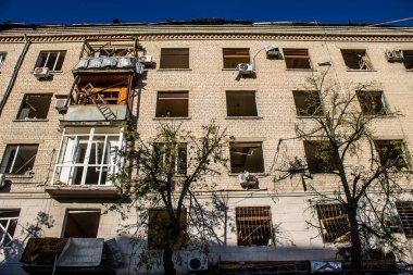 Kharkiv, Ukrayna, 22 Haziran 2024 Rus UMPB D30 güdümlü bombayla Kharkiv 'in merkezindeki otobüs durağı yakınlarındaki bir binaya saldırdı. Patlama bitişik binalara hasar verdi.