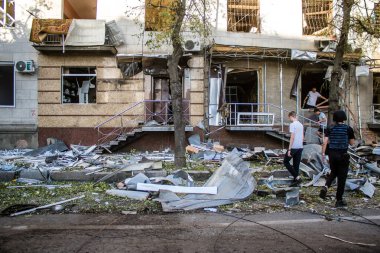 Kharkiv, Ukrayna, 22 Haziran 2024 Rus UMPB D30 güdümlü bombayla Kharkiv 'in merkezindeki otobüs durağı yakınlarındaki bir binaya saldırdı. Patlama bitişik binalara hasar verdi.