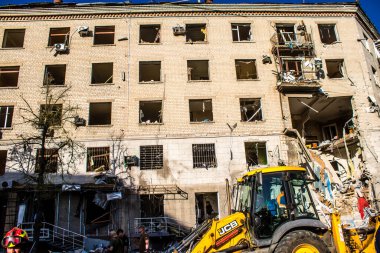 Kharkiv, Ukrayna, 22 Haziran 2024 Rus UMPB D30 güdümlü bombayla Kharkiv 'in merkezindeki otobüs durağı yakınlarındaki bir binaya saldırdı. Patlama bitişik binalara hasar verdi.