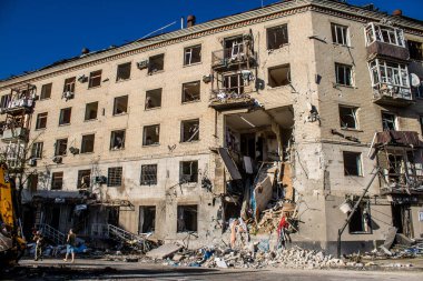 Kharkiv, Ukrayna, 22 Haziran 2024 Rus UMPB D30 güdümlü bombayla Kharkiv 'in merkezindeki otobüs durağı yakınlarındaki bir binaya saldırdı. Patlama bitişik binalara hasar verdi.