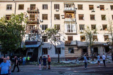 Kharkiv, Ukrayna, 22 Haziran 2024 Rus UMPB D30 güdümlü bombayla Kharkiv 'in merkezindeki otobüs durağı yakınlarındaki bir binaya saldırdı. Patlama bitişik binalara hasar verdi.