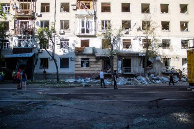 Kharkiv, Ukrayna, 22 Haziran 2024 Rus UMPB D30 güdümlü bombayla Kharkiv 'in merkezindeki otobüs durağı yakınlarındaki bir binaya saldırdı. Patlama bitişik binalara hasar verdi.