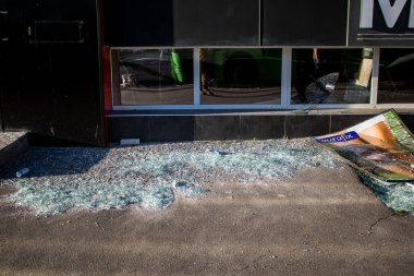 Kharkiv, Ukrayna, 22 Haziran 2024 Rus UMPB D30 güdümlü bombayla Kharkiv şehir merkezinde. Patlama komşu binalara zarar verdi. Patlamalardan kaynaklanan patlama ciddi hasara yol açtı.