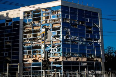 Kharkiv, Ukrayna, 22 Haziran 2024 Rus UMPB D30 güdümlü bombayla Kharkiv şehir merkezinde. Patlama komşu binalara zarar verdi. Patlamalardan kaynaklanan patlama ciddi hasara yol açtı.