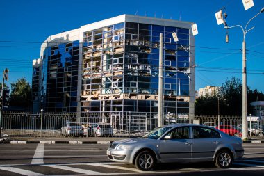 Kharkiv, Ukrayna, 22 Haziran 2024 Rus UMPB D30 güdümlü bombayla Kharkiv şehir merkezinde. Patlama komşu binalara zarar verdi. Patlamalardan kaynaklanan patlama ciddi hasara yol açtı.