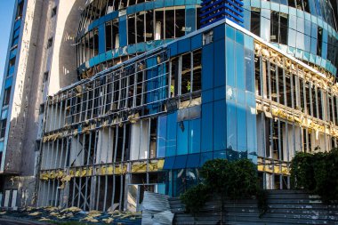 Kharkiv, Ukrayna, 22 Haziran 2024 Rus UMPB D30 güdümlü bombayla Kharkiv şehir merkezinde. Patlama komşu binalara zarar verdi. Patlamalardan kaynaklanan patlama ciddi hasara yol açtı.