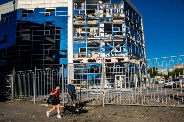 Kharkiv, Ukrayna, 22 Haziran 2024 Rus UMPB D30 güdümlü bombayla Kharkiv şehir merkezinde. Patlama komşu binalara zarar verdi. Patlamalardan kaynaklanan patlama ciddi hasara yol açtı.