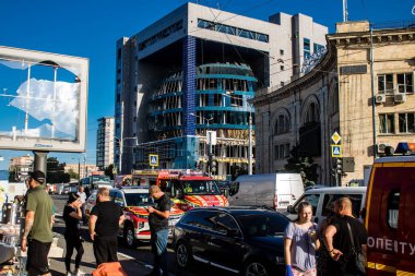 Kharkiv, Ukrayna, 22 Haziran 2024 Rus UMPB D30 güdümlü bombayla Kharkiv şehir merkezinde. Patlama komşu binalara zarar verdi. Patlamalardan kaynaklanan patlama ciddi hasara yol açtı.