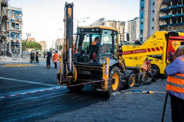 Kharkiv, Ukrayna, 22 Haziran 2024 Rus UMPB D30 güdümlü bombayla Kharkiv 'deki bir iskan binasına yapılan hava saldırısını temizleme çalışmaları sürüyor. Temizlik makineleri enkazı boşaltır..