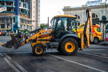 Kharkiv, Ukrayna, 22 Haziran 2024 Rus UMPB D30 güdümlü bombayla Kharkiv 'deki bir iskan binasına yapılan hava saldırısını temizleme çalışmaları sürüyor. Temizlik makineleri enkazı boşaltır..