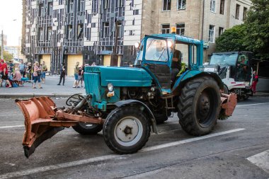 Kharkiv, Ukrayna, 22 Haziran 2024 Rus UMPB D30 güdümlü bombayla Kharkiv 'deki bir iskan binasına yapılan hava saldırısını temizleme çalışmaları sürüyor. Temizlik makineleri enkazı boşaltır..