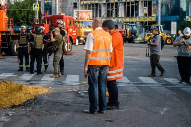Kharkiv, Ukrayna, 22 Haziran 2024 Rus UMPB D30 güdümlü bombayla Kharkiv 'deki bir iskan binasına yapılan hava saldırısını temizleme çalışmaları sürüyor. Temizlik makineleri enkazı boşaltır..