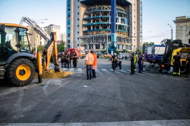 Kharkiv, Ukrayna, 22 Haziran 2024 Rus UMPB D30 güdümlü bombayla Kharkiv 'deki bir iskan binasına yapılan hava saldırısını temizleme çalışmaları sürüyor. Temizlik makineleri enkazı boşaltır..