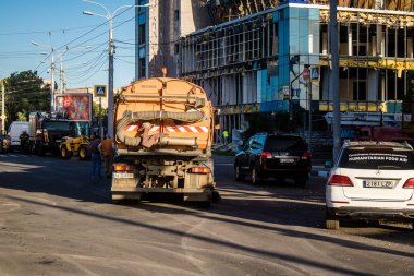 Kharkiv, Ukrayna, 22 Haziran 2024 Rus UMPB D30 güdümlü bombayla Kharkiv 'deki bir iskan binasına yapılan hava saldırısını temizleme çalışmaları sürüyor. Temizlik makineleri enkazı boşaltır..
