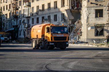 Kharkiv, Ukrayna, 22 Haziran 2024 Rus UMPB D30 güdümlü bombayla Kharkiv 'deki bir iskan binasına yapılan hava saldırısını temizleme çalışmaları sürüyor. Temizlik makineleri enkazı boşaltır..