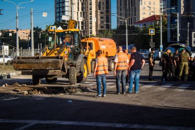 Kharkiv, Ukrayna, 22 Haziran 2024 Rus UMPB D30 güdümlü bombayla Kharkiv 'deki bir iskan binasına yapılan hava saldırısını temizleme çalışmaları sürüyor. Temizlik makineleri enkazı boşaltır..
