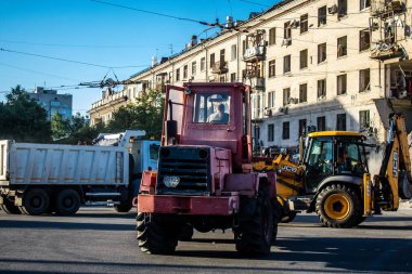 Kharkiv, Ukrayna, 22 Haziran 2024 Rus UMPB D30 güdümlü bombayla Kharkiv 'deki bir iskan binasına yapılan hava saldırısını temizleme çalışmaları sürüyor. Temizlik makineleri enkazı boşaltır..